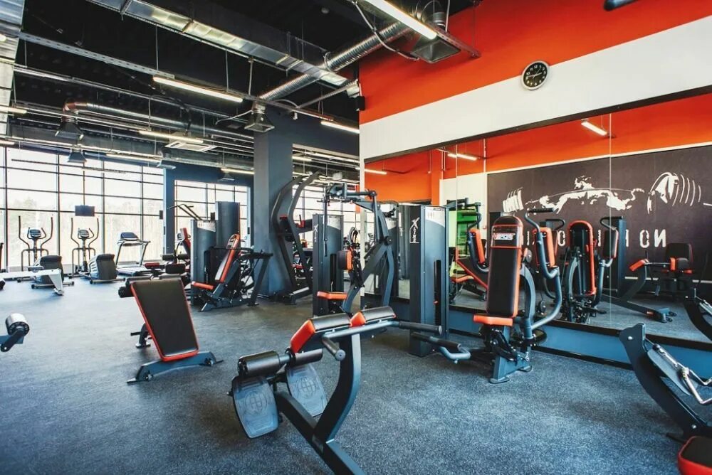 Спортзал носовихинское шоссе. Тренажерный зал. Фитнес клуб железнодорожный. Тренажерный зал железнодорожный. Фитнес ссср железнодорожный.