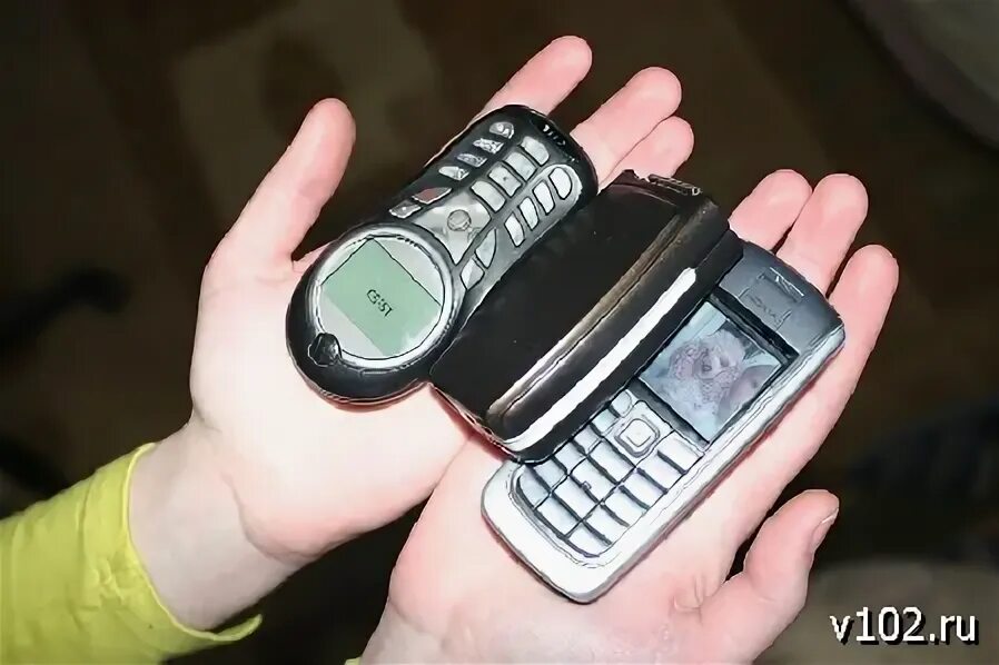 Чужие переписки. Телефоны жертв. Телефоны жертв. Телефоны жертв. Вирус на телефоне картина.