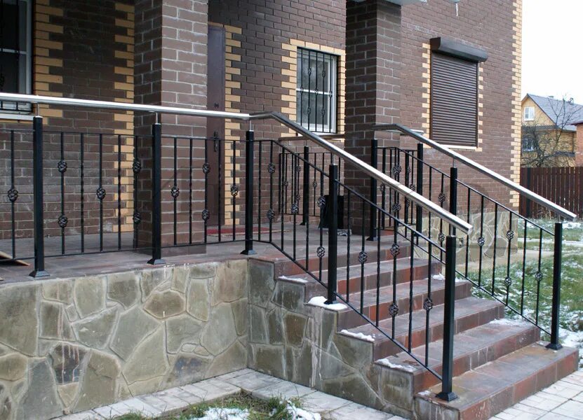 Перила металлические для лестниц. Короткие перила. Короткие перила. Ограждение крыльца. Перила металлические для крыльца.