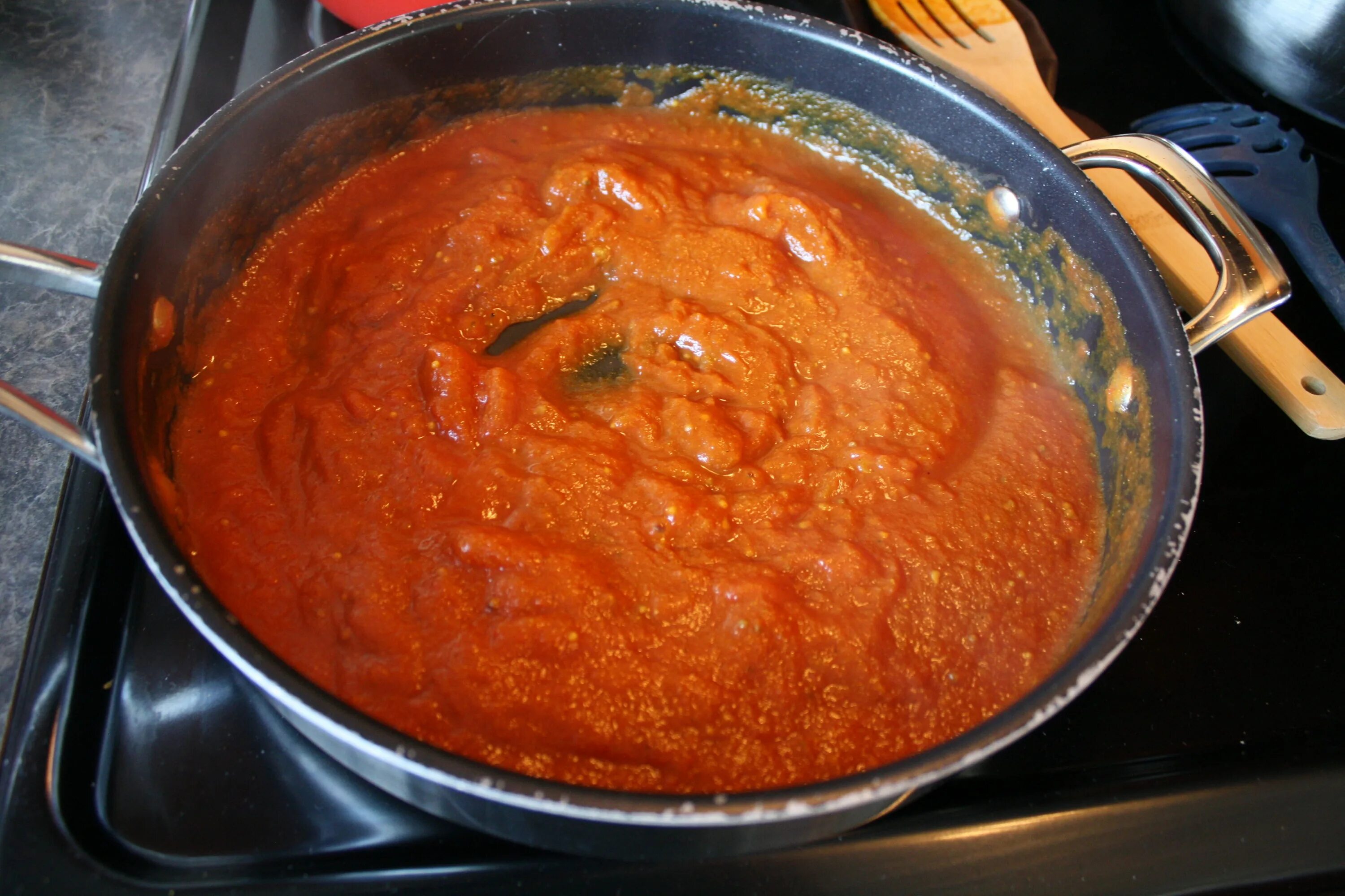 Подлив лук морковь сметана. Паста с томатным соусом. Соус с мукой и томатной пастой. Подливка на сковороде. Соус с томатной пастой и луком.