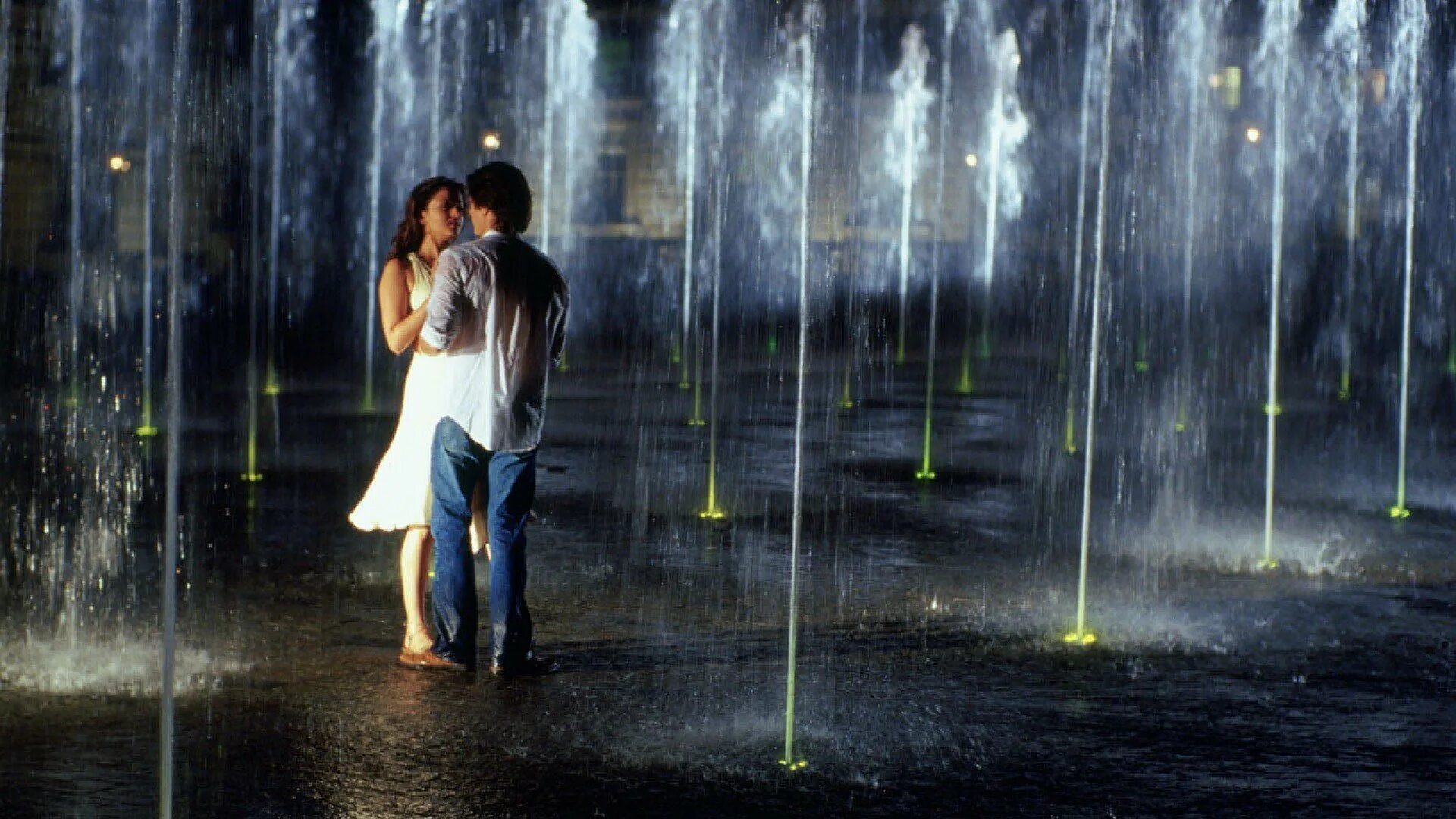 Двое влюбленных под дождем. Девушка под дождем. Романтика под дождем. Любовь под дождем. Песня мы вдвоем вокруг