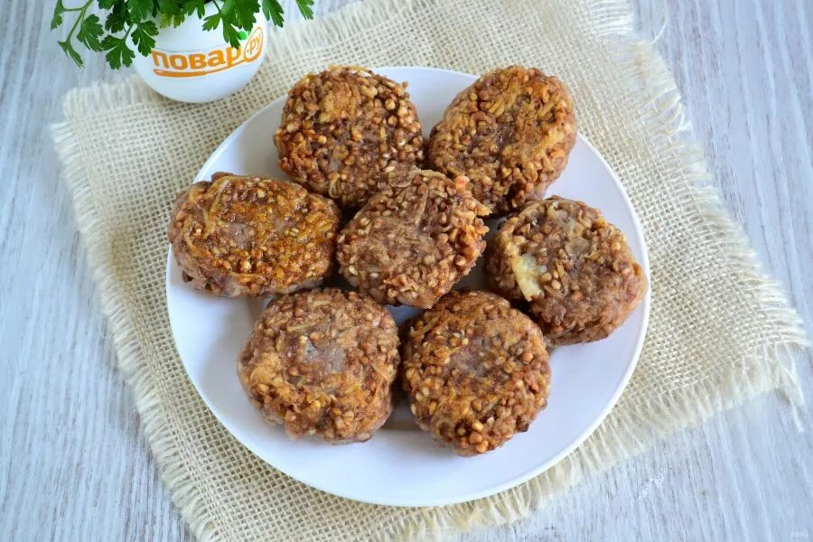 Котлеты из гречки с картошкой постные. Постные котлеты из гречки. котлеты из картошки и гречки. гречневые котлеты постные. гречка с котлетой.