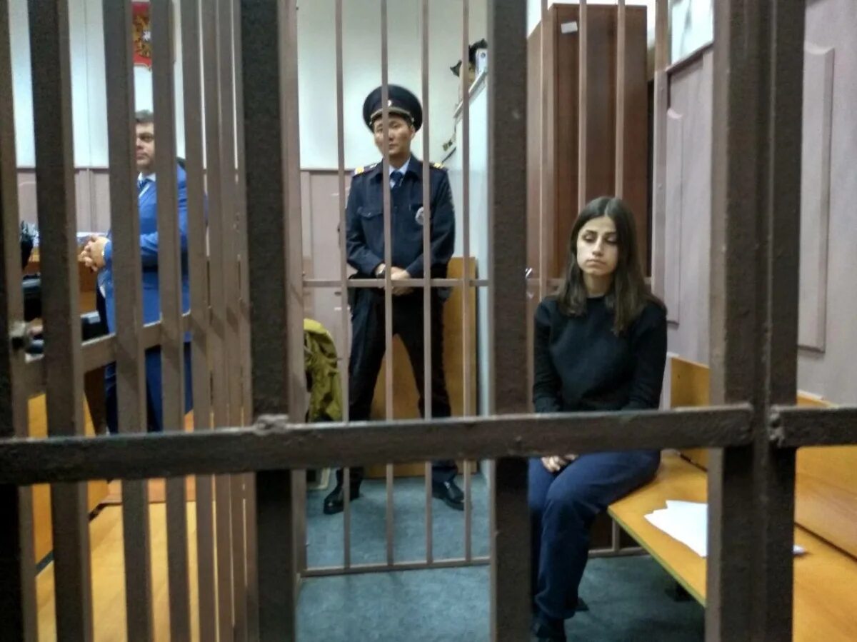 Под стражей в отсутствии обвиняемого