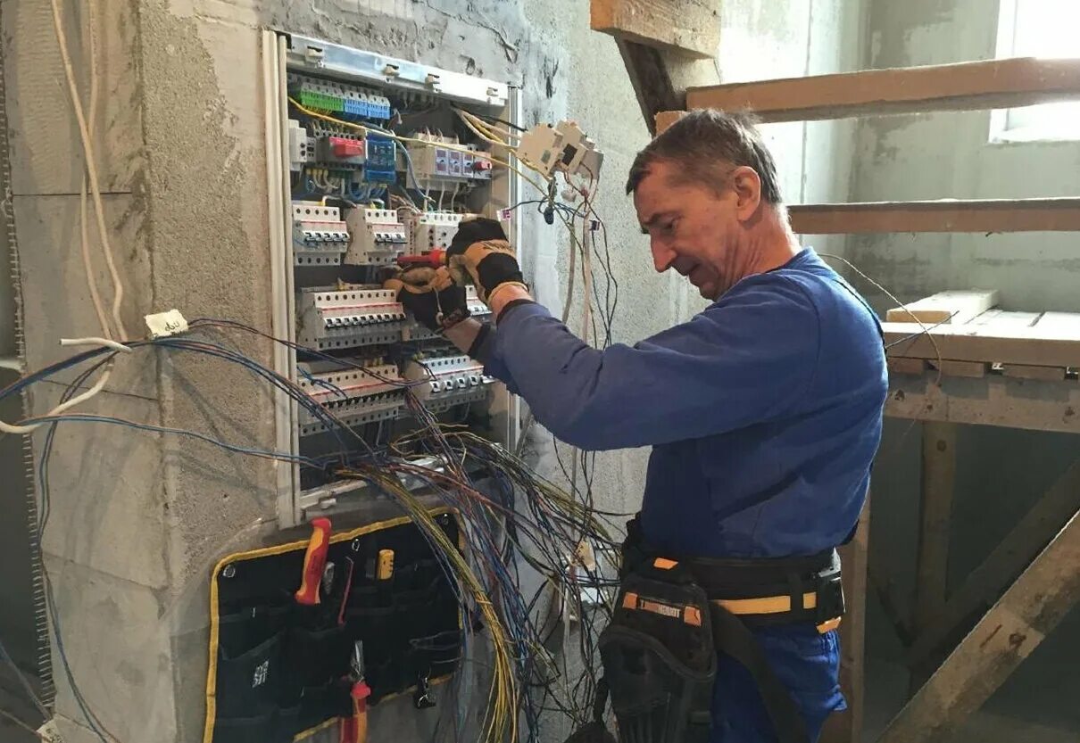 Услуги электрика. Электрика в квартире. Электромонтажник электросетей и электрооборудования. Электрика. Электромонтаж в квартире.