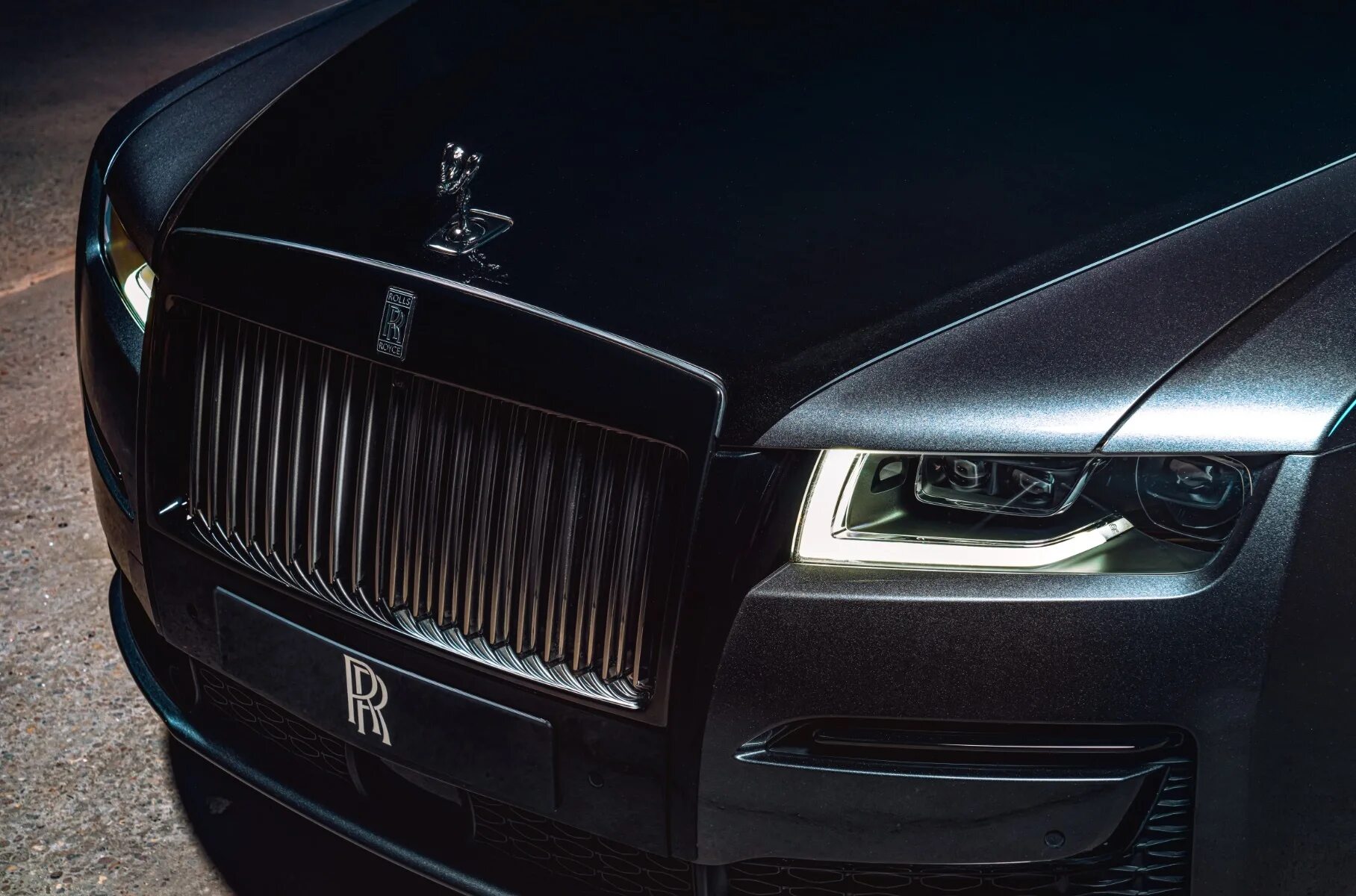 Rolls royce badge. Роллс Ройс Ghost Black badge. Роллс Ройс Black badge. Rolls-Royce › Ghost 2022 черный. Роллс Ройс Ghost Black badge 2022.