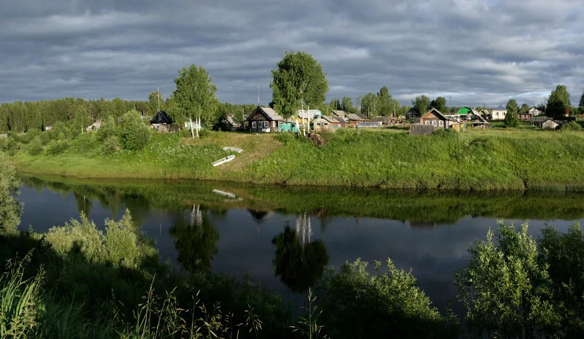 Деревни 2 берегов. Деревня речка Новгородской области. Деревня деревеньки Ивановской области. Деревня на берегу реки. Село на берегу реки.