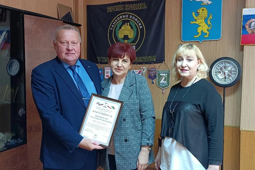 Выборы губернатора белгородской. Избирательный участок в школе. Избирательный участок вывеска. Выборы губернатора белгородской области. Люди голосуют.