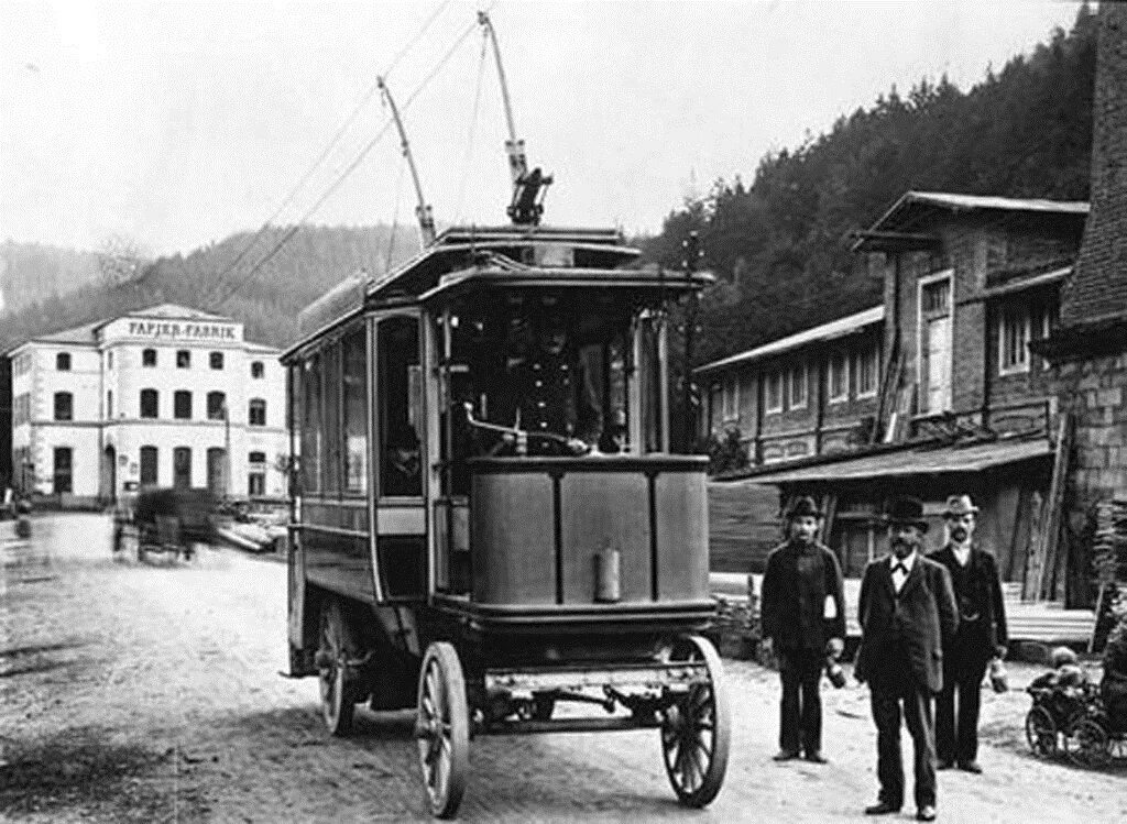 Когда появился троллейбус. Первый троллейбус в Санкт Петербурге 1902. Первый троллейбус Сименса 1882 г. Троллейбус 1902 фрезе. Троллейбус в Германии 1882 год.
