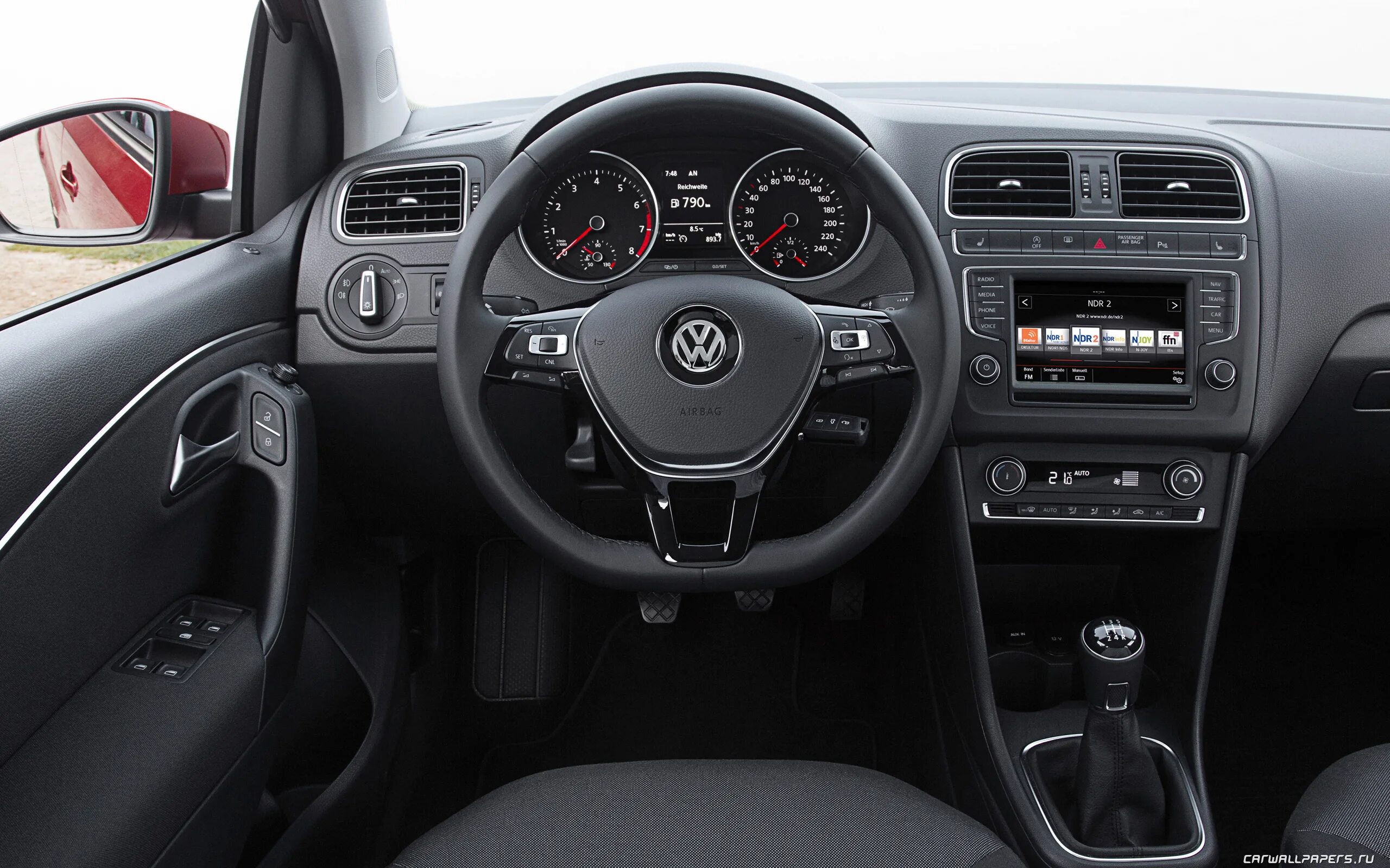 Поло интерьер. Volkswagen Polo Comfortline 2017. Фольксваген поло Хайнлайн 2017. Фольксваген поло 2014 салон. Фольксваген поло комплектация Комфортлайн 2013.