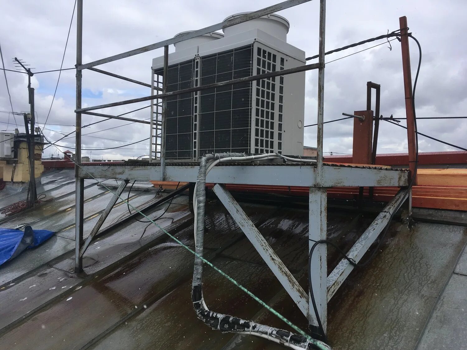 Промышленная площадка. Технониколь опоры под оборудование на кровле. Опора под оборудование технониколь. Площадка под монтаж. Рейки для сборки детских площадок.