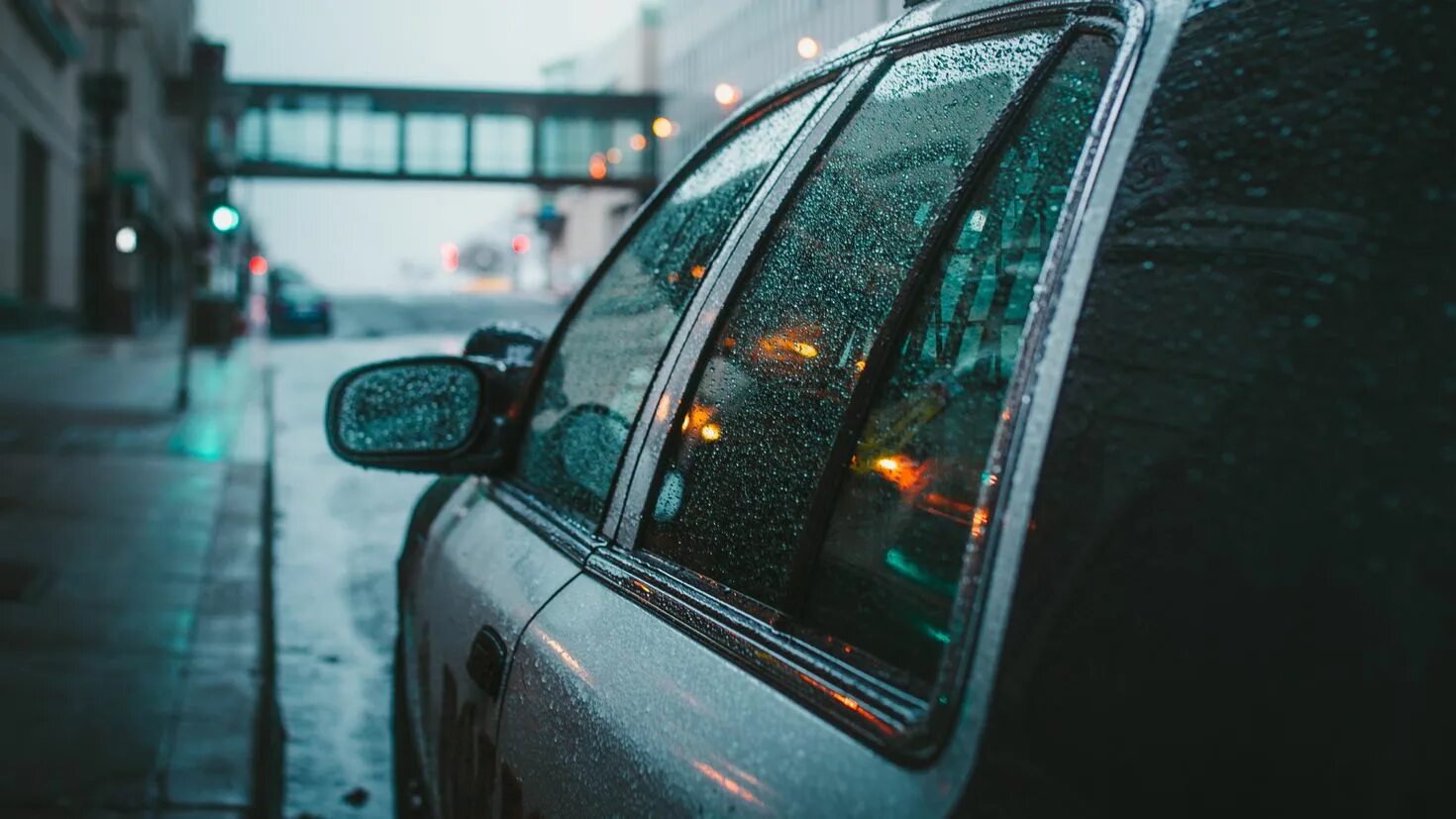 Воздух с улицы в машине. Туманный город. Эстетика дождя в машине. Автомобиль Эстетика. Полиция Эстетика.