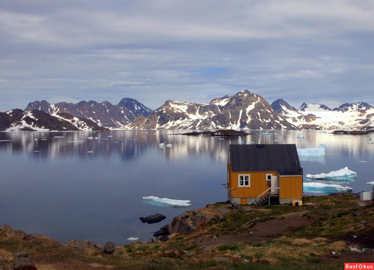 Горы гренландии. Темная деревня. Изменение климата таяние ледников. Greenland foto selfie. Антарктида ночью.
