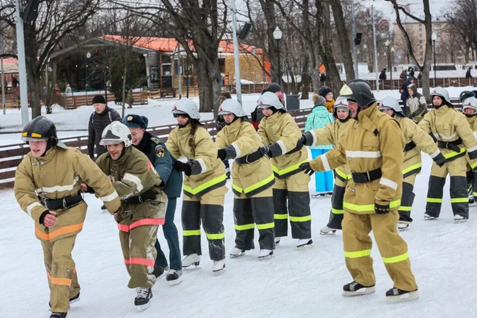 Пожарные мероприятия. С днем противопожарной службы. Парк пожарных мероприятия. Соревнования пожарных в парке победы в липецке. Парк героев пожарных благоустроенный.