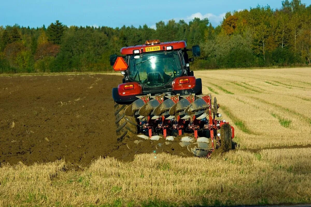 Трактор пашет. Трактор с плугом лемкен. Трактор пашет. Весенние сельскохозяйственные работы. 1 с плугом.