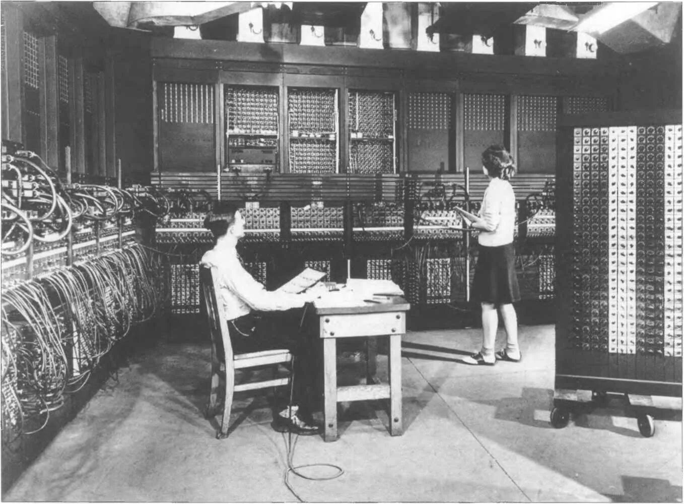 Компьютер начал. Eniac компьютер 1946 год. ЭВМ Eniac (Electronic numerical Integrator and Computer. Первый компьютер в мире ЭНИАК. ЭНИАК 1945.