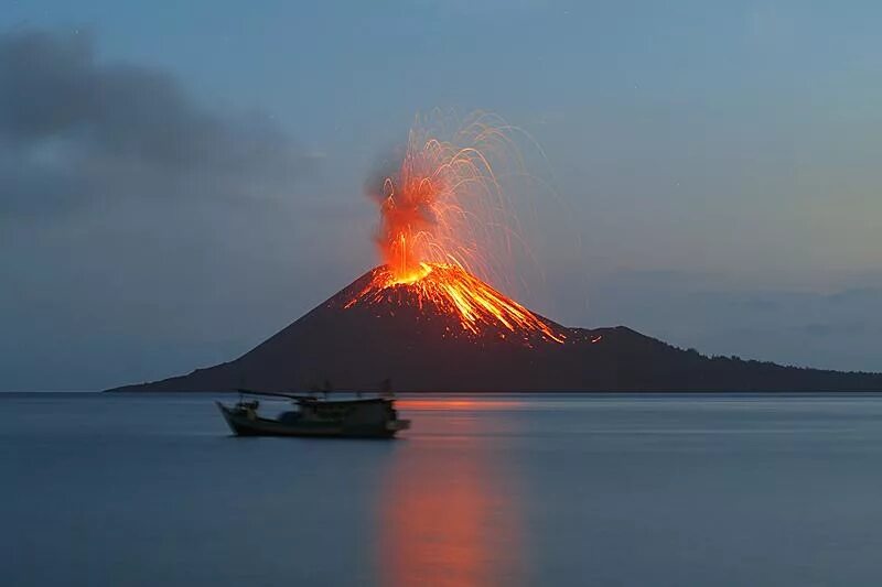 На территории какого государства вулкан кракатау. Вулкан анак Кракатау в Индонезии. Извержение вулкана Кракатау. Вулкан Кракатау извержение 2020. Извержение вулкана Кракатау в Индонезии.