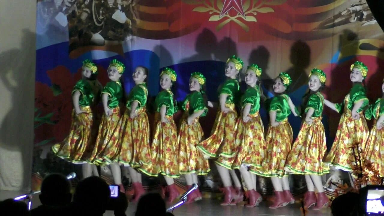 Хореографический коллектив "мама". Ансамбль веселуха танцы. Я на печке молотила танец. Я на печке молотила танец. Я на печке молотила танец.