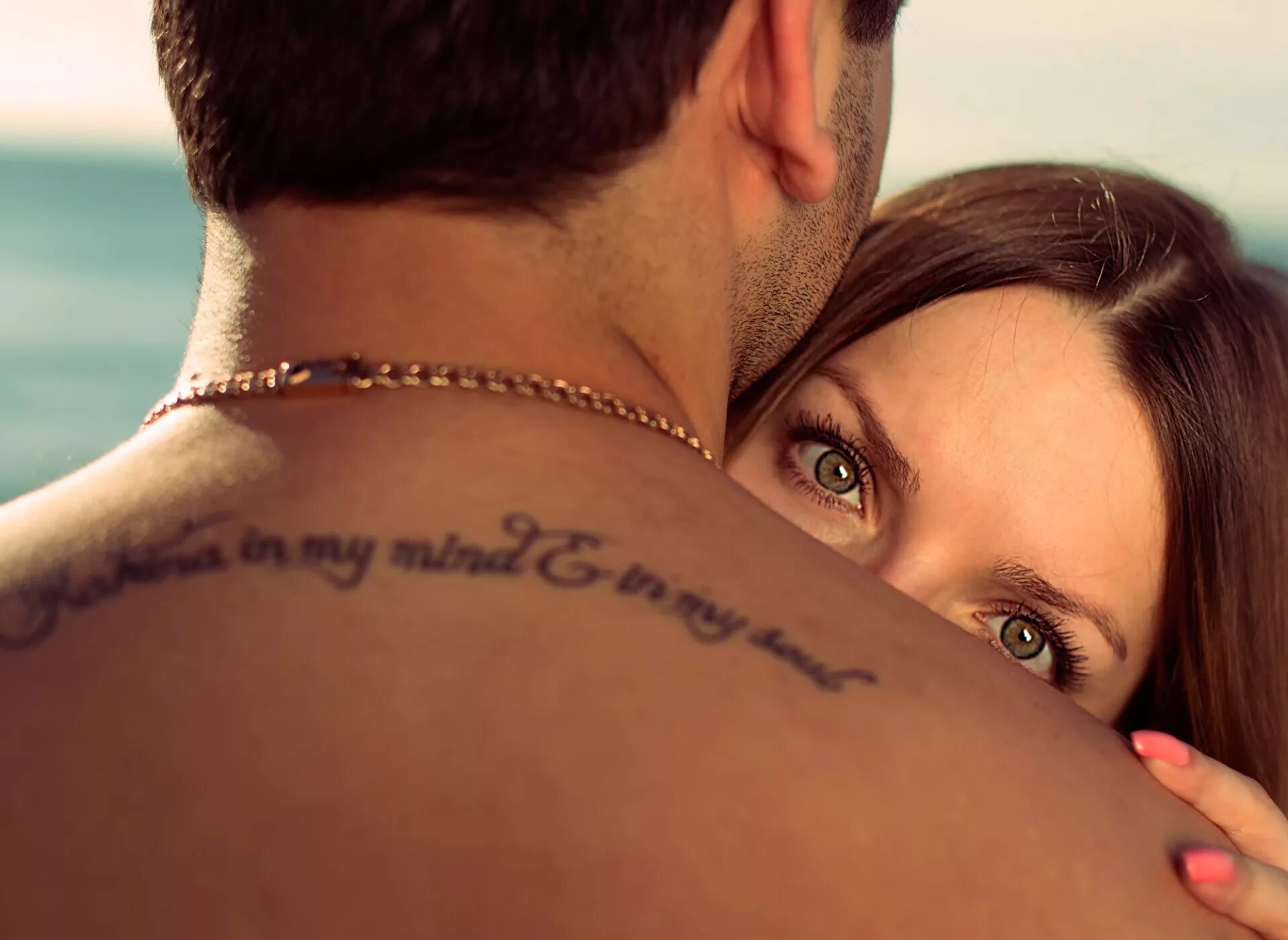 тату с мемами. татуировка девушка на плече у мужчины. места для тату на руке. тату на бедре надпись. тату для мамы и дочки надпись.