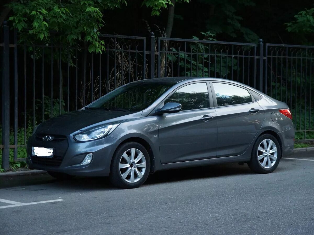 Hyundai Solaris 2012 1.6. Хендай Солярис 2012 седан. Хендай Солярис 2012 седан серый. Hyundai Solaris 1.6 MT 2012. Авито б у хендай солярисе