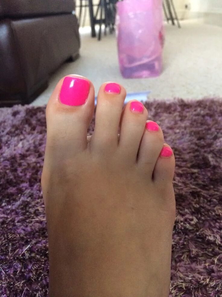 Накрашенные ногти на ногах. Красивый педикюр розовый. Шикарный педикюр. Педикюр цвет фуксия. Ярко розовый педикюр.