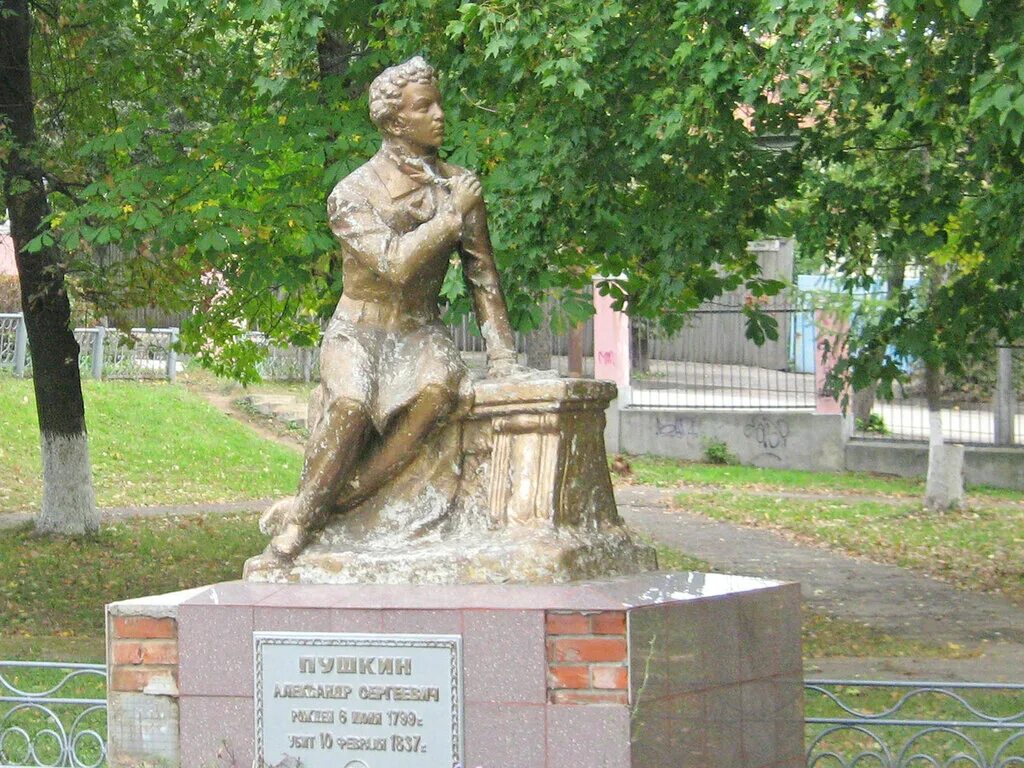 рязань памятники известные. памятник маргелову василию филипповичу в рязани. самые красивые памятники рязани. какие памятники в рязани. олег иванович рязанский памятник.