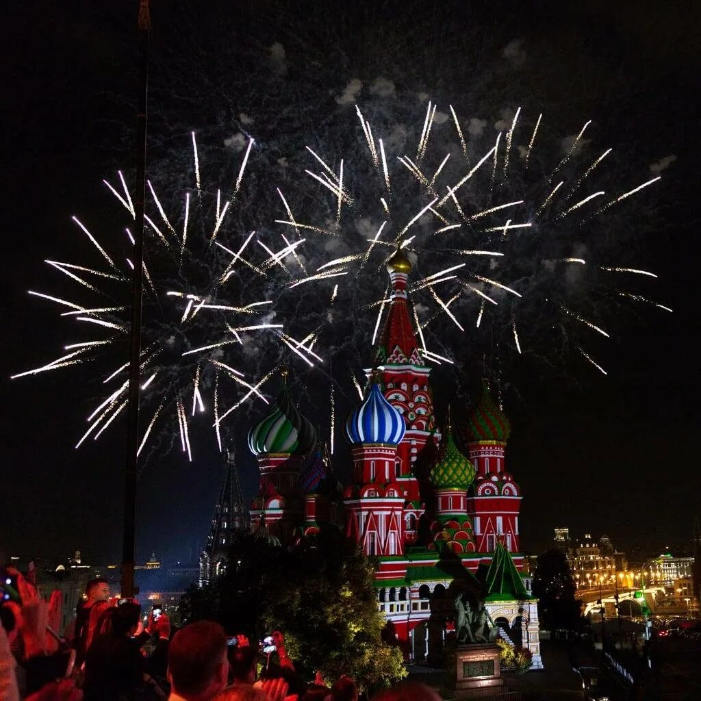 Когда будет салют в москве. Салют Победы на красной площади в Москве. Салют "красная площадь". Салют день Победы Москва. Москва салют парад Победы.