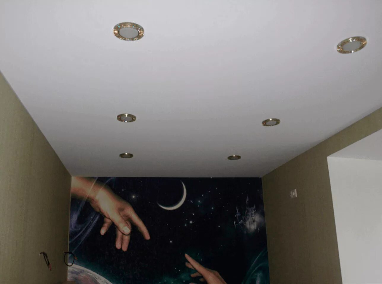 глянцевый натяжной потолок. комбинированный натяжной потолок. натяжной потолок 1 кв. натяжные потолки квадратный метр. натяжных потолков за квадратный метр.