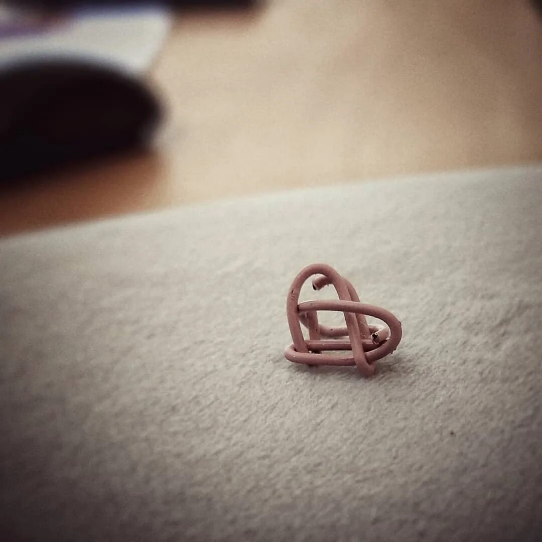Сердечко из скрепок скопировать. Сердечко из скрепки пошагово. сердечко из скрепок тату. сердечко из скрепок смайлик. кольцо в стиле минимализм с сердечком.