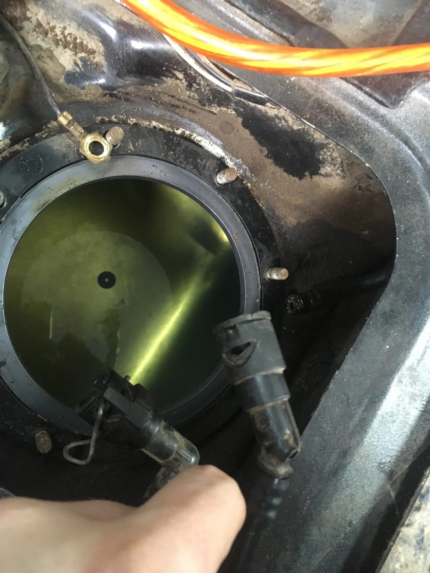 Как снять шланги с бензонасоса приора Замена бензонасоса на Bosch 0580454001 Lada Приора седан, 1,6 л, 2009 года сво