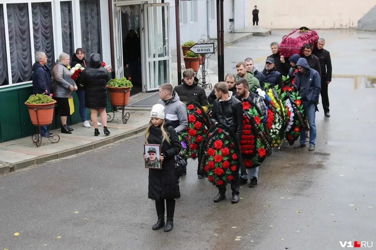 Прощание с солдатами погибшими на Украине. Траур. В Волгограде похоронили погибшего на Украине. В Волгограде простились с погибшими.