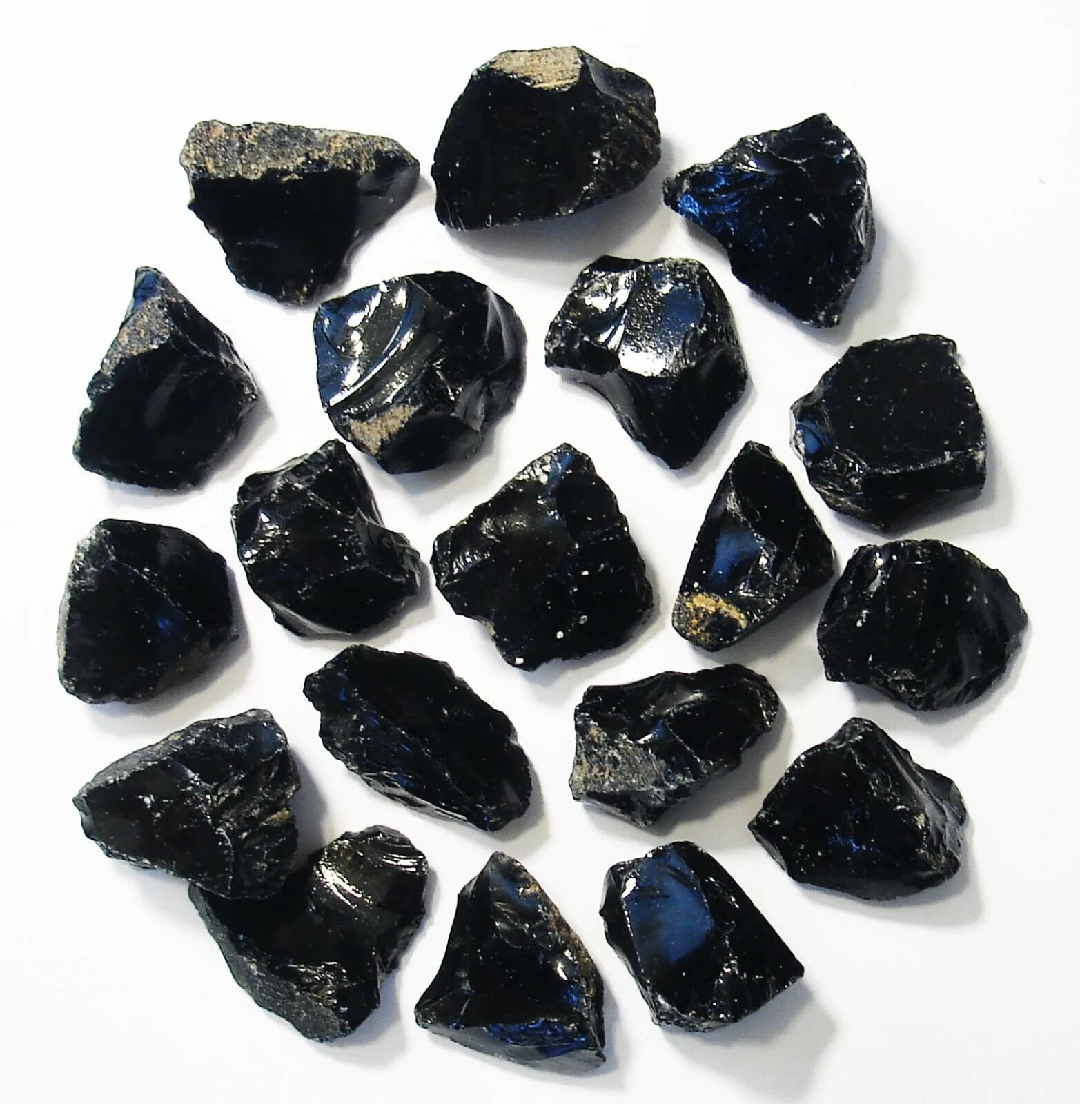 Самый черный минерал. Вулканический камень обсидиан. Вулканическое стекло обсидиан. Чёрный обсидиан камень. Пехштейн обсидиан.