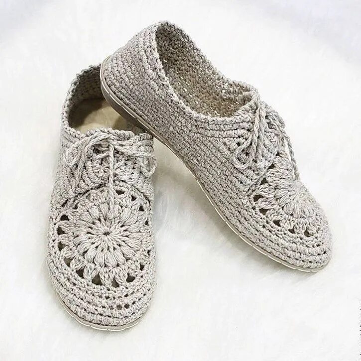 Вязаная обувь крючком. Ботинки крючком. Вязаная летняя обувь. Вязаные ботинки. Вязаная обувь сапоги.