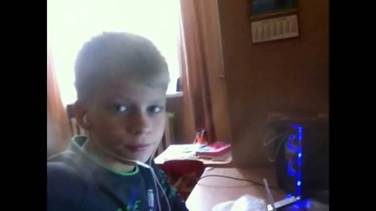 Веб мальчиков. Мальчики на веб-камеру. Мальчики веб камеры видео. Школьник на вебкамере. Мальчик вебка.