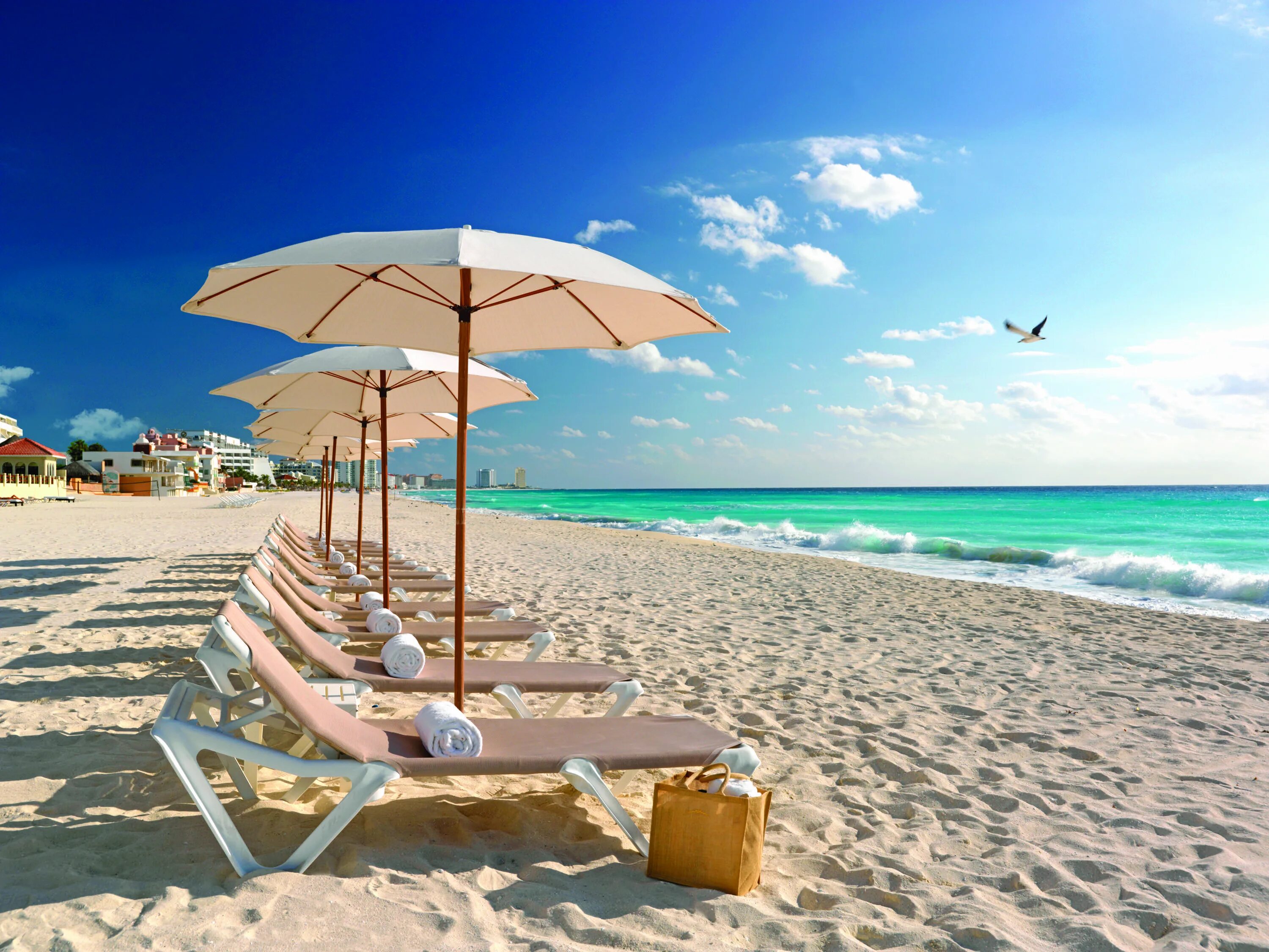 Канкун Мексика. Пляж в отеле. Лежак на пляже. Шезлонг на пляже. Красивые песчаные пляжи
