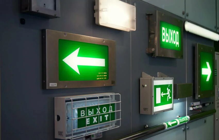 В какое время включается эвакуационное освещение. Аварийное освещение в электроустановках. аварийное эвакуационное освещение. аварийное освещение на производстве. аварийное искусственное освещение.