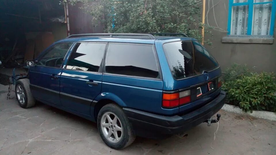 Купить пассат в4. Volkswagen Passat b3 универсал 1993. Volkswagen Passat b3 1990 универсал. Фольксваген Пассат б3 универсал синий. Volkswagen Passat b3 универсал синий.