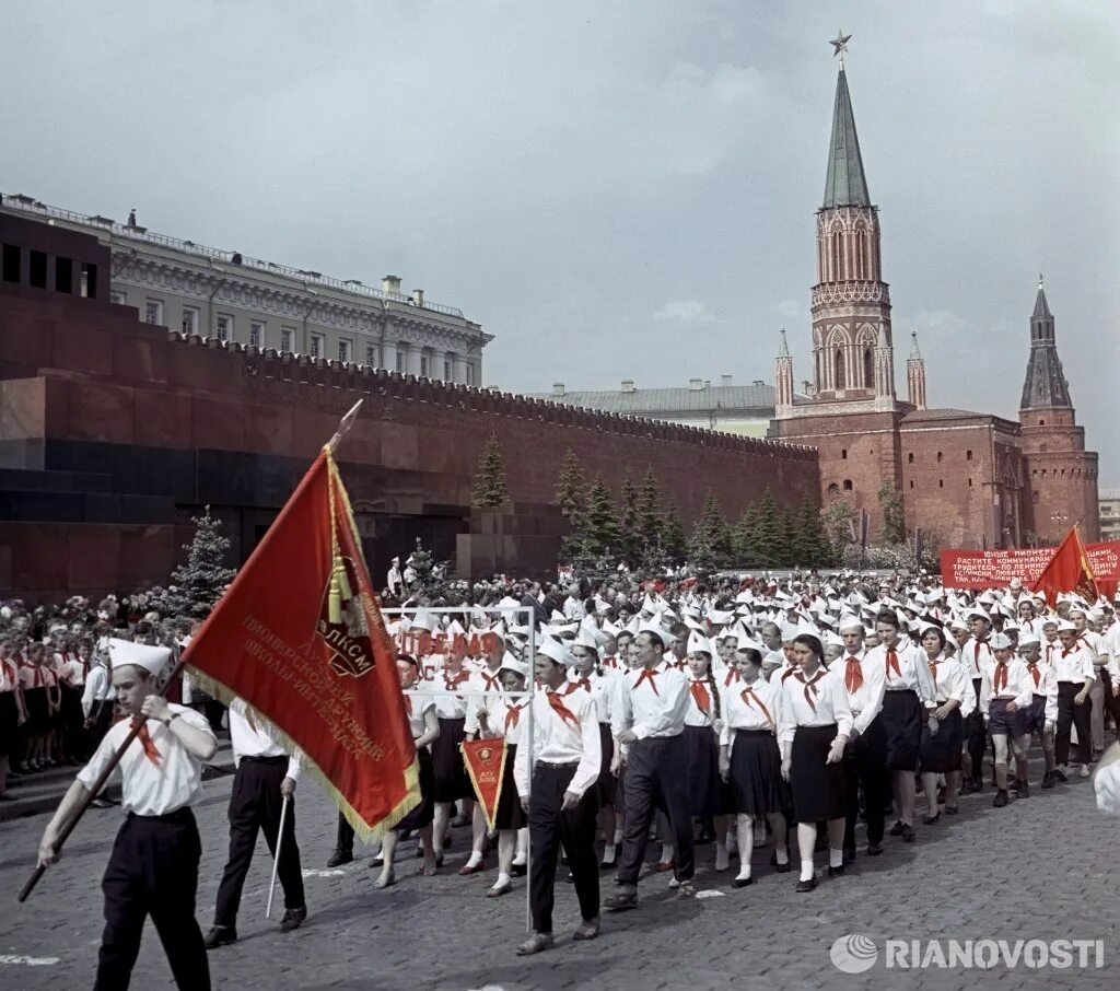 9 мая будет ссср. Пионеры на красной площади 2022. Парад пионеров на красной площади 1972г. Парад пионерии на красной площади. Пионеры на красной площади 1922.