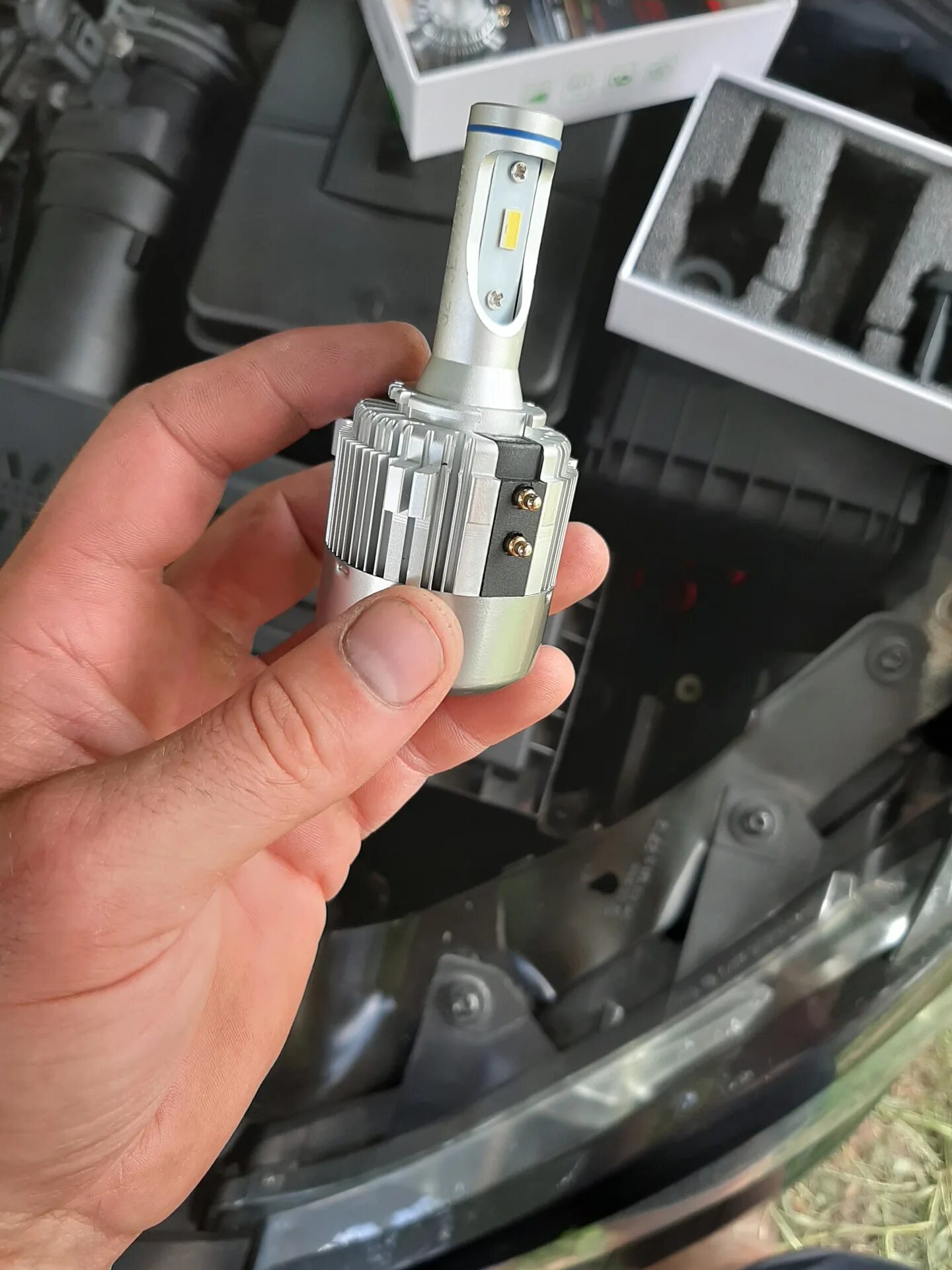 Поменять лампочку в гольфе. Лампочки поворотника фольксваген гольф 6. Патрон лампы ближнего света суперб 2. Поменять лампочку в гольфе. Поменять лампочку в гольфе.