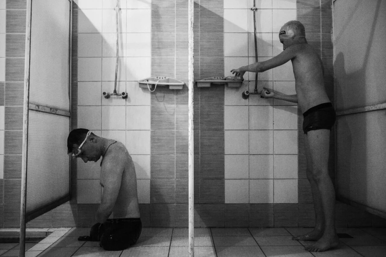 Russian showers. Мужская душевая. Мужская душевая в бассейне. Мальчик подросток в душевой.