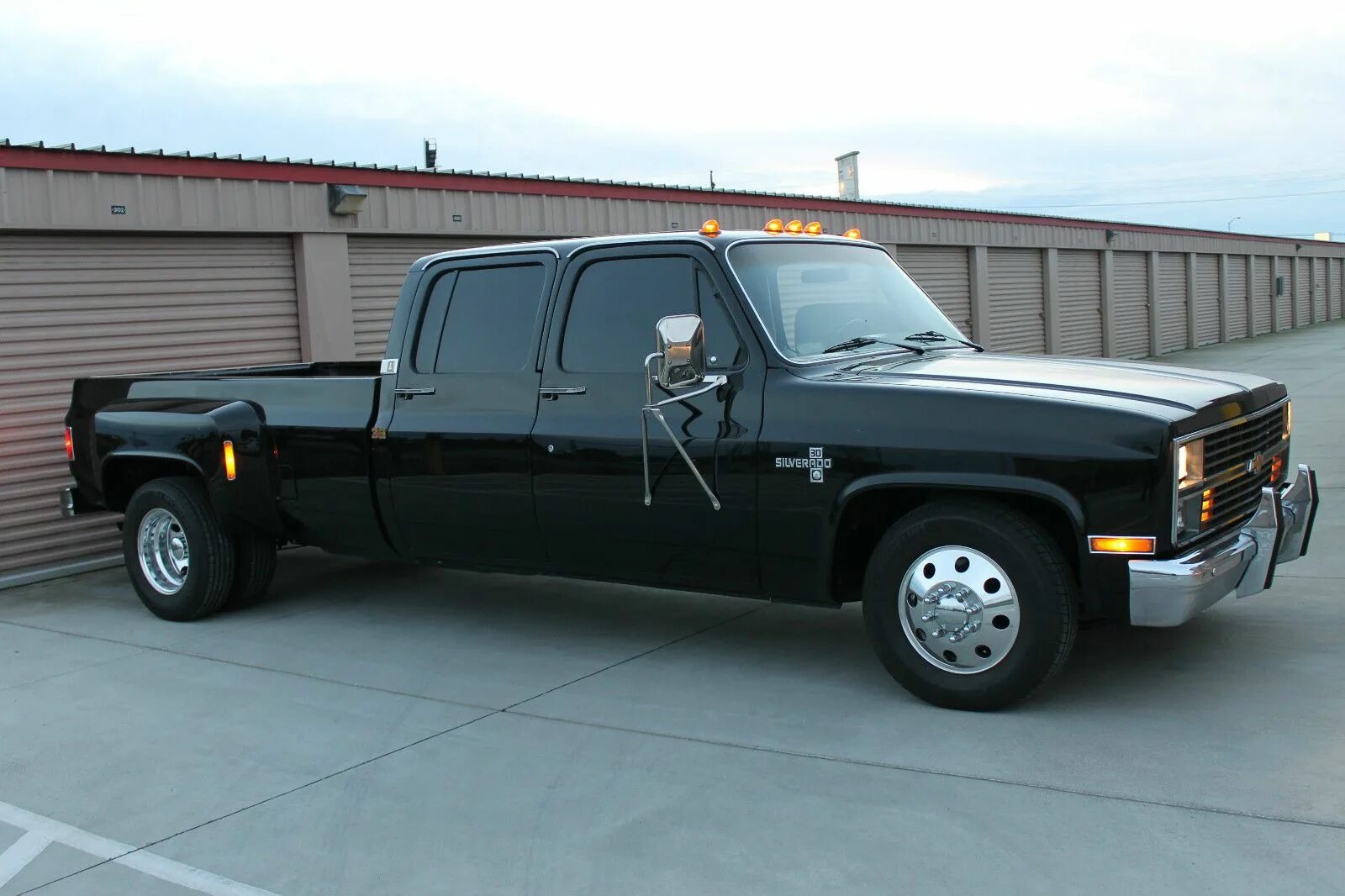 Черный пикапер. Ford f150 lightning 1999. Dodge ram 1500 черный. Хонда риджлайн 2020. Ford f150.