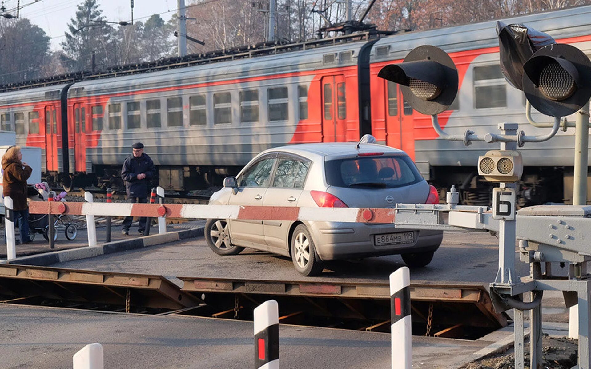 Шлагбаум железнодорожный. Жд переезд нарушение. Проезд железнодорожного переезда на красный свет наказание. Наказания переезд на красный железнодорожный. Нарушение проезда ж д переездов штрафы.
