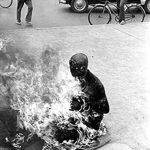 Монах горит. Самосожжение монаха вьетнам. самосожжение монаха вьетнам 1963. тхить куанг дык самосожжение.