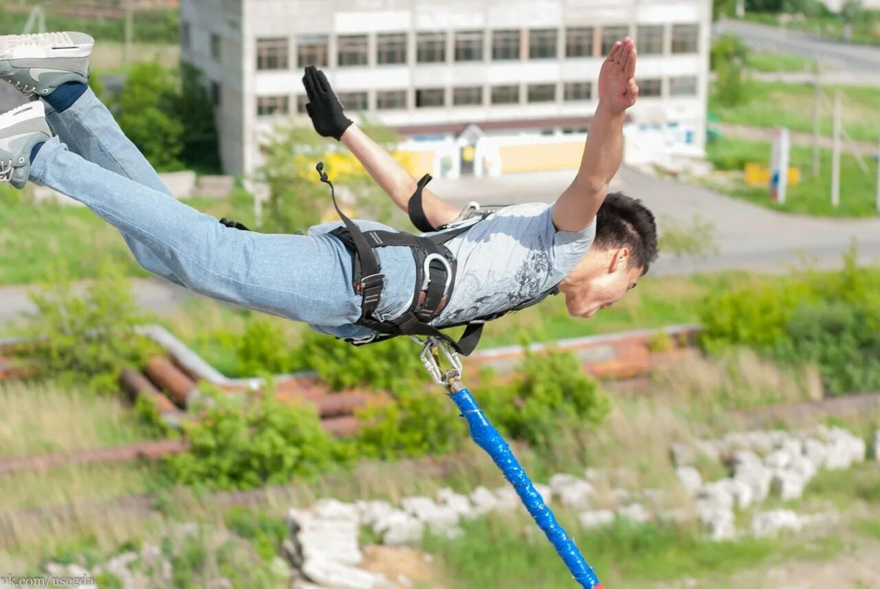 Люк эйкинс парашютист. Тройной прыжок в легкой атлетике. Прыжок с высоты иркутск. Formatica 18. Прыжки с высоты в ижевске.