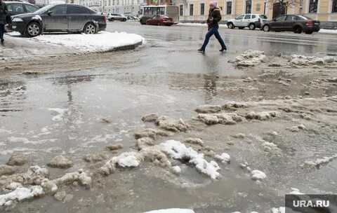 Тает тает тает на дороге грязный