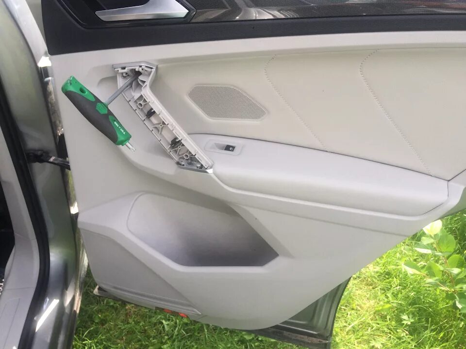 Снять обшивку тигуан. Обшивка передней двери volkswagen tiguan 2017 2018 2019. 2025 тигуан дверь задняя. дренаж задней двери tiguan 2g. подсветка задней двери.