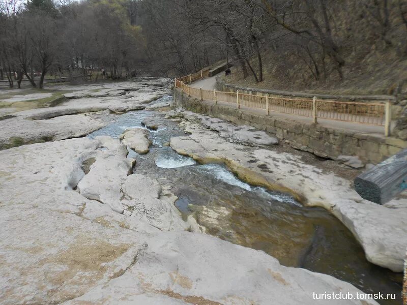 Вода в кисловодске показания. Нарзан источник Кисловодск. Нарзан Кисловодск минеральная вода. Долина Нарзанов Пятигорск. Нарзанные источники в Кисловодске.