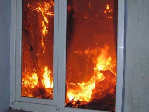 Сгоревшее пластиковое окно. Горящее окно. Пожар в окне. Огонь в окне. Сгоревшее окно