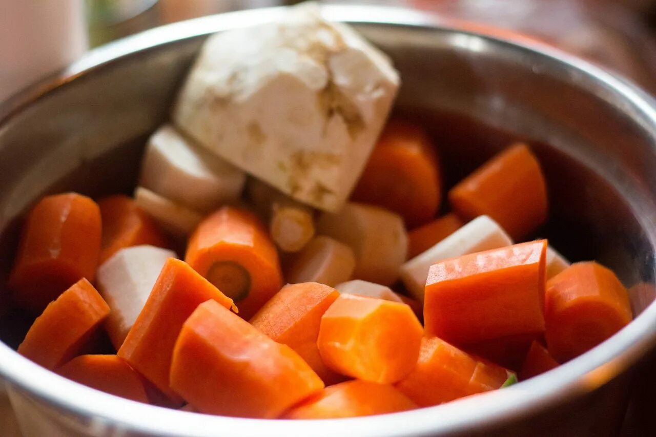 Как вкусно приготовить морковь. Блюдо овощи кубиками. Diced Carrots. Засыпать в бульон морковь и картофель. Еда кубик готовить.