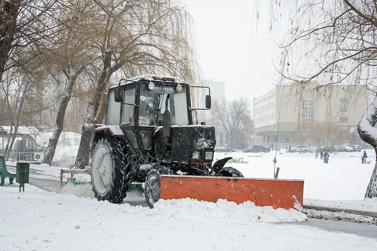 Трактор снять. Мтз 82 зима. трактор мтз 82 убирает снег. трактор мтз 82 уборка снега. мтз 82 уборка снега.