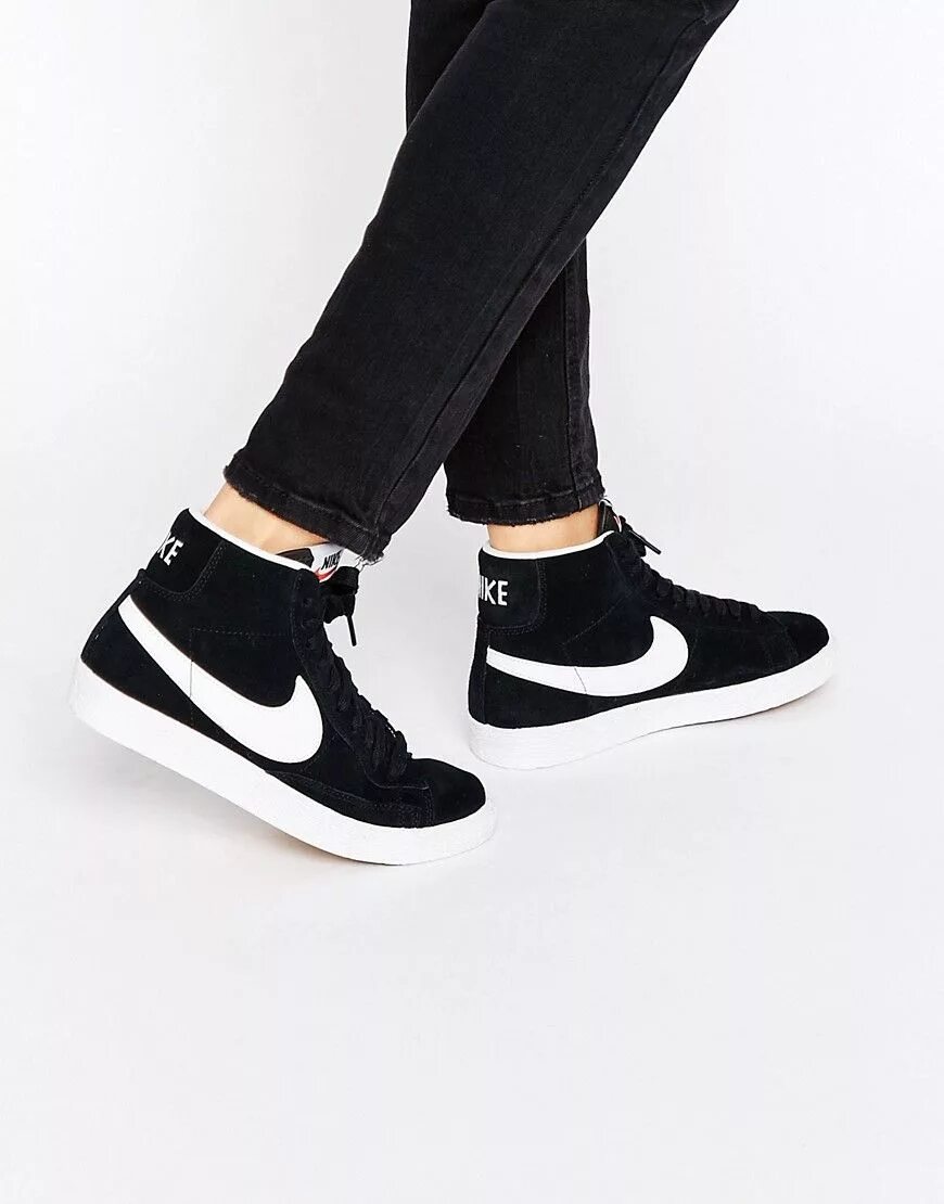 Найк с белой подошвой. Nike Blazer замшевые черные. Nike Blazer Mid '77 Trainers in White/Black. Nike Blazer чëрно белые. Кроссовки найк блейзер черные замшевые.